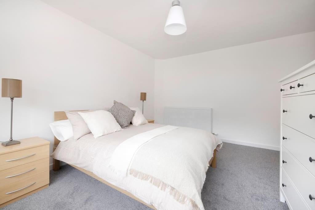 Two Bedroom Country Cottage With Parking มัสเซิลบะระ ภายนอก รูปภาพ
