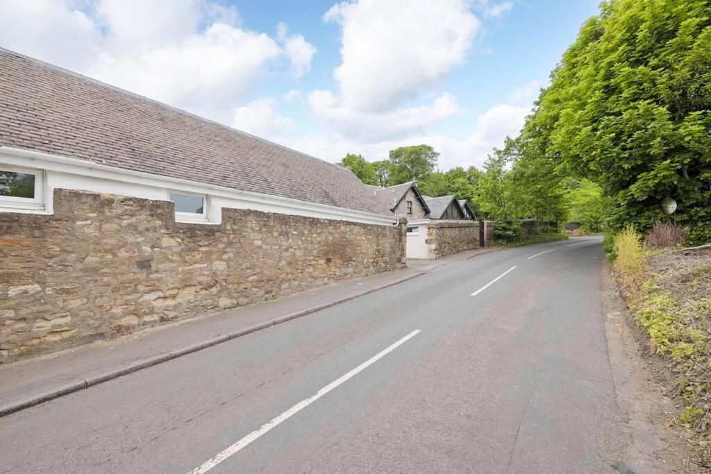 Two Bedroom Country Cottage With Parking มัสเซิลบะระ ภายนอก รูปภาพ