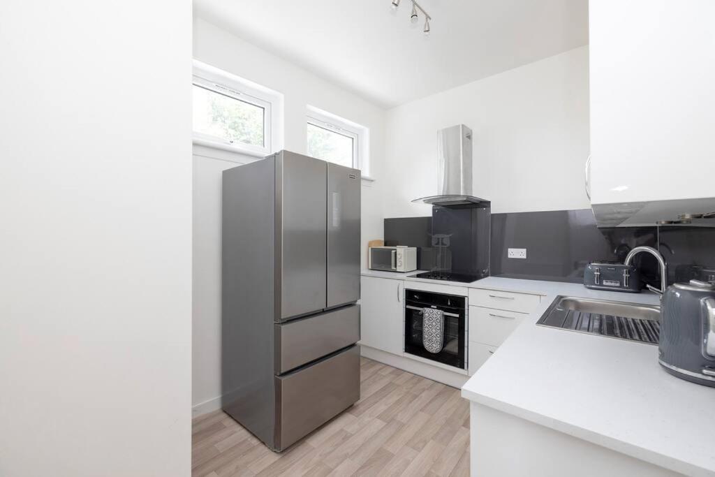 Two Bedroom Country Cottage With Parking มัสเซิลบะระ ภายนอก รูปภาพ