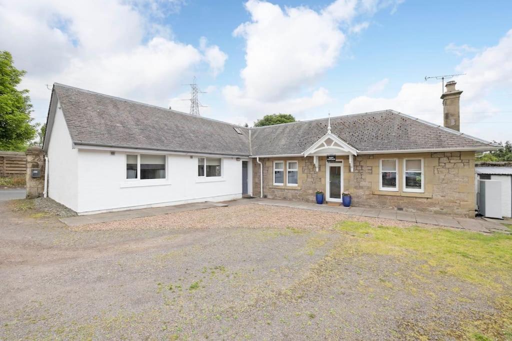 Two Bedroom Country Cottage With Parking มัสเซิลบะระ ภายนอก รูปภาพ