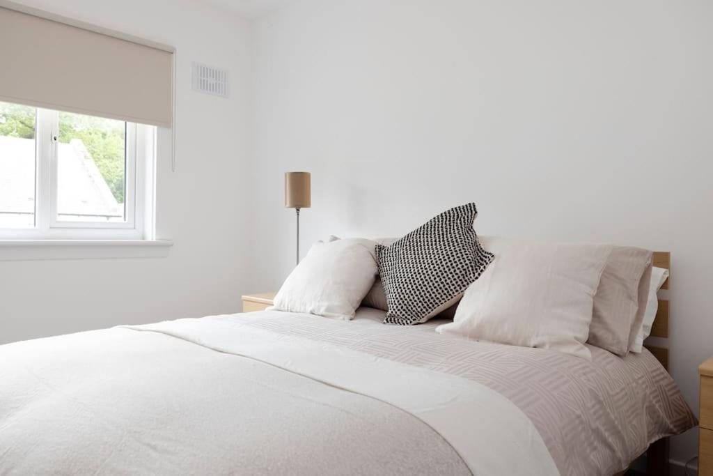 Two Bedroom Country Cottage With Parking มัสเซิลบะระ ภายนอก รูปภาพ